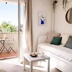 Detente Avec Vue Sur Le Petit Port *